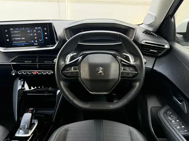 プジョー ２０８ アリュール 愛知県 2021(令3)年 4.2万km パール /正規ディーラー車//ディスプレイオーディオ//AM/FM/BT/USB//Apple CarPlay//Android Auto//バックカメラ//ETC//ワイヤレス充電//アクティブセーフティブレーキ//ACC//レーンアシスト//ハンズフリーアクセス//トラフィックサインインフォメーション//パーキングセンサー//ストップ＆スタート//TRC//パドルシフト//MTモード付AT//本革巻きステアリング//ステアリングスイッチ//スマートキー//プッシュスタート//オートリトラウィンカーミラー//LEDオートライト//オートエアコン//純正15インチAW//純正フロアマット//スペアタイヤ//トノカバー//ISOFIX//オートワイパー//電動パーキング//保証書//取扱説明書//スペアキー