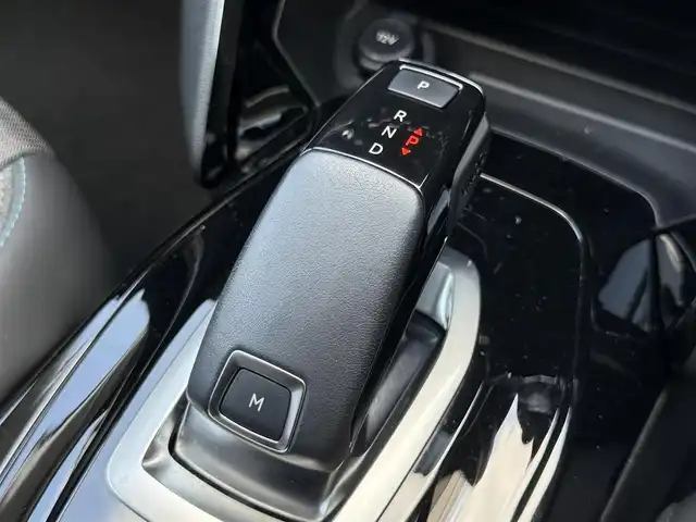プジョー ２０８ アリュール 愛知県 2021(令3)年 4.2万km パール /正規ディーラー車//ディスプレイオーディオ//AM/FM/BT/USB//Apple CarPlay//Android Auto//バックカメラ//ETC//ワイヤレス充電//アクティブセーフティブレーキ//ACC//レーンアシスト//ハンズフリーアクセス//トラフィックサインインフォメーション//パーキングセンサー//ストップ＆スタート//TRC//パドルシフト//MTモード付AT//本革巻きステアリング//ステアリングスイッチ//スマートキー//プッシュスタート//オートリトラウィンカーミラー//LEDオートライト//オートエアコン//純正15インチAW//純正フロアマット//スペアタイヤ//トノカバー//ISOFIX//オートワイパー//電動パーキング//保証書//取扱説明書//スペアキー