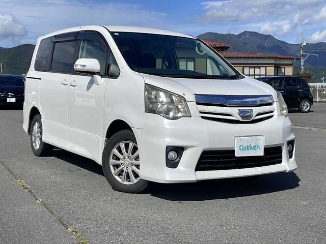 トヨタ ノア Si 山梨県 2010(平22)年 15.2万km ホワイトパールクリスタルシャイン 純正HDDナビ（NHZN-60G）/フルセグテレビ/バックカメラ/フリップダウンモニター/プッシュスタート/片側パワースライドドア/ETC/純正HIDヘッドライト