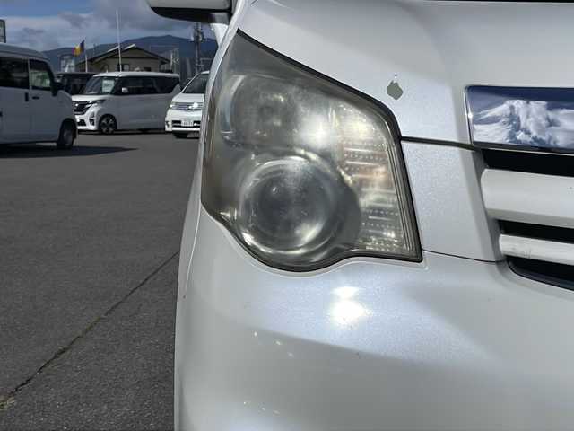 トヨタ ノア Si 山梨県 2010(平22)年 15.2万km ホワイトパールクリスタルシャイン 純正HDDナビ（NHZN-60G）/フルセグテレビ/バックカメラ/フリップダウンモニター/プッシュスタート/片側パワースライドドア/ETC/純正HIDヘッドライト