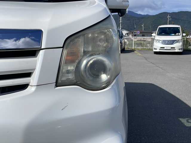 トヨタ ノア Si 山梨県 2010(平22)年 15.2万km ホワイトパールクリスタルシャイン 純正HDDナビ（NHZN-60G）/フルセグテレビ/バックカメラ/フリップダウンモニター/プッシュスタート/片側パワースライドドア/ETC/純正HIDヘッドライト