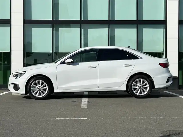 アウディ Ａ３ セダン 30TFSI 和歌山県 2021(令3)年 3.1万km 白 純正ナビ/（Bluetooth/USB）/バックカメラ/前後ドライブレコーダー/衝突軽減ブレーキ/横滑り防止機能/クリアランスソナー/パークアシスト/アイドリングストップ/レーダークルーズコントロール/電動パーキング/シートヒーター/オートライト/LEDヘッドライト/オールウェザーライト/ウインカーミラー/シーケンシャルウインカー/パドルシフト/プッシュスタート/スマートキー/純正フロアマット/電動格納ミラー