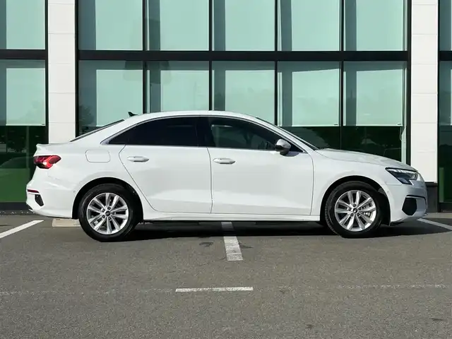アウディ Ａ３ セダン 30TFSI 和歌山県 2021(令3)年 3.1万km 白 純正ナビ/（Bluetooth/USB）/バックカメラ/前後ドライブレコーダー/衝突軽減ブレーキ/横滑り防止機能/クリアランスソナー/パークアシスト/アイドリングストップ/レーダークルーズコントロール/電動パーキング/シートヒーター/オートライト/LEDヘッドライト/オールウェザーライト/ウインカーミラー/シーケンシャルウインカー/パドルシフト/プッシュスタート/スマートキー/純正フロアマット/電動格納ミラー