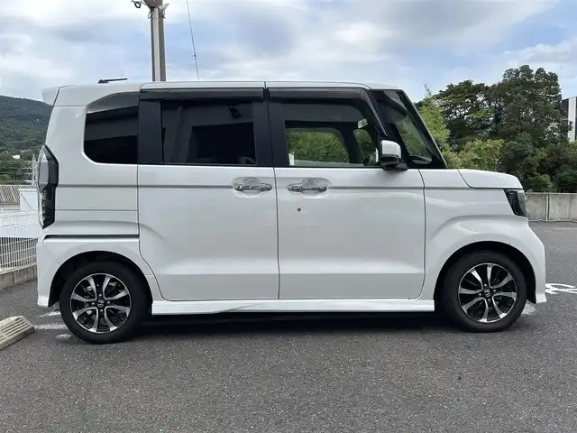 ホンダ Ｎ ＢＯＸ カスタム G L ホンダセンシング 長崎県 2018(平30)年 5.2万km プラチナホワイトパール ・プッシュスタート/・純正SDナビ（AM/FM/TV/CD/DVD/SD）/・ハンドルスイッチ/・ブルートゥース/・クルーズコントロール（追従機能有）/・ETC/・USB×２/・バックカメラ/・片側パワースライドドア/・オートライト/・LEDライト/・横滑り防止装置/・衝突軽減システム/・レーンキープアシスト/・車線逸脱警報装置