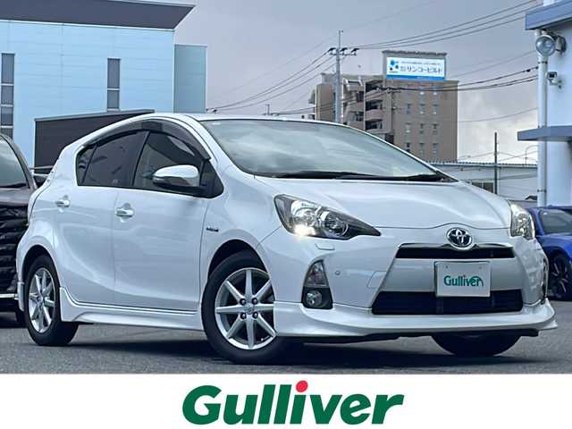 トヨタ アクア G 福岡県 2013(平25)年 4.6万km ライムホワイトパールクリスタルシャイン 純正ナビNSZT-W62G/（Bluetooth・フルセグTV・DVD再生機能）nanoe/ドライブレコーダー（前方）/エアロパーツ（フロント・サイド・リア）/nanoe/GPSレーダー探知機/シートヒーター（運転席。助手席）/バックカメラ/USB入力端子/純正フロアマット/純正アルミホイール/ABS/オートライト/AUTOエアコン/取扱説明書/保証書/スペアキー