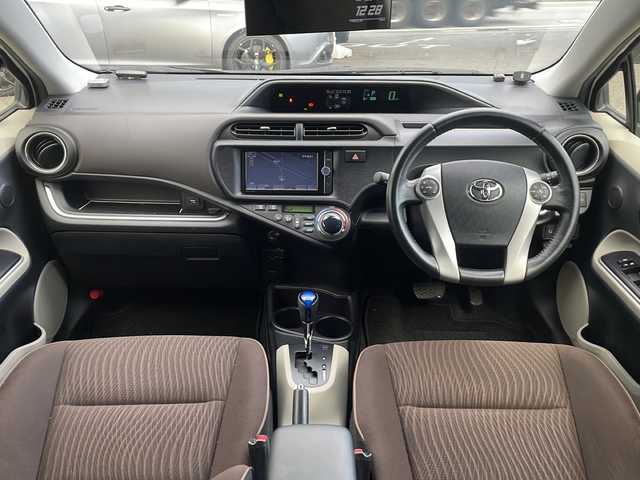 トヨタ アクア G 福岡県 2013(平25)年 4.6万km ライムホワイトパールクリスタルシャイン 純正ナビNSZT-W62G/（Bluetooth・フルセグTV・DVD再生機能）nanoe/ドライブレコーダー（前方）/エアロパーツ（フロント・サイド・リア）/nanoe/GPSレーダー探知機/シートヒーター（運転席。助手席）/バックカメラ/USB入力端子/純正フロアマット/純正アルミホイール/ABS/オートライト/AUTOエアコン/取扱説明書/保証書/スペアキー