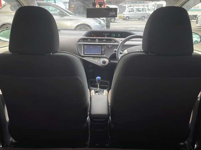 トヨタ アクア G 福岡県 2013(平25)年 4.6万km ライムホワイトパールクリスタルシャイン 純正ナビNSZT-W62G/（Bluetooth・フルセグTV・DVD再生機能）nanoe/ドライブレコーダー（前方）/エアロパーツ（フロント・サイド・リア）/nanoe/GPSレーダー探知機/シートヒーター（運転席。助手席）/バックカメラ/USB入力端子/純正フロアマット/純正アルミホイール/ABS/オートライト/AUTOエアコン/取扱説明書/保証書/スペアキー