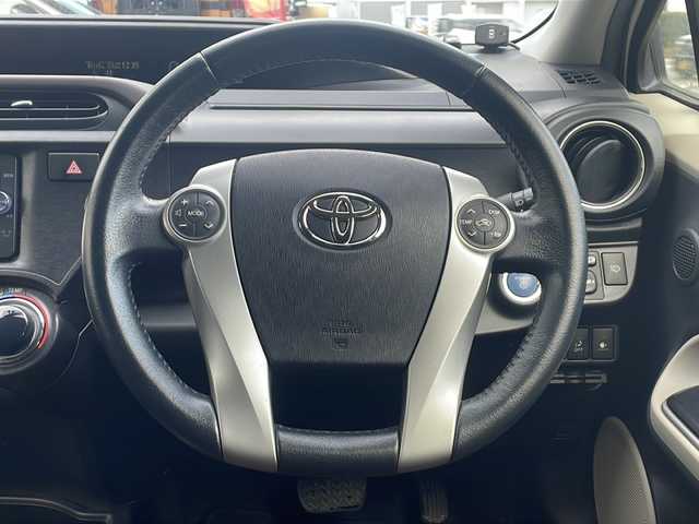 トヨタ アクア G 福岡県 2013(平25)年 4.6万km ライムホワイトパールクリスタルシャイン 純正ナビNSZT-W62G/（Bluetooth・フルセグTV・DVD再生機能）nanoe/ドライブレコーダー（前方）/エアロパーツ（フロント・サイド・リア）/nanoe/GPSレーダー探知機/シートヒーター（運転席。助手席）/バックカメラ/USB入力端子/純正フロアマット/純正アルミホイール/ABS/オートライト/AUTOエアコン/取扱説明書/保証書/スペアキー