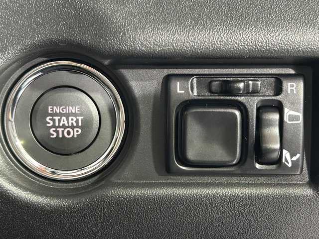 スズキ ジムニー XC 佐賀県 2025(令7)年 0.1万km未満 ブルーイッシュブラックパール3 スズキセーフティサポート/衝突軽減システム/車線逸脱防止/横滑り防止/クリアランスソナー/クルーズコントロール/ヘッドライトウォッシャー/LEDヘッドライト/オートマチックハイビーム/前席シートヒーター/ダウンヒルアシスト/ヒーテッドミラー/電動格納ミラー/スマートキー/スペアキー/プッシュスタート/純正フロアマット/純正16インチアルミホイール/ウィンカーミラー