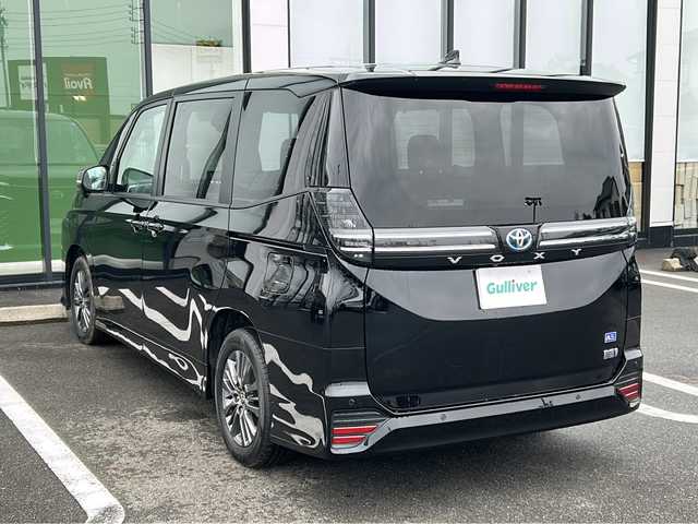 トヨタ ヴォクシー ハイブリッド S－G 岐阜県 2024(令6)年 1.2万km アティチュードブラックマイカ 登録時走行距離11600km/１４型フリップダウンモニター/純正ディスプレイオーディオ/フルセグＴＶ/バックカメラ/左側パワースライドドア/トヨタセーフティセンス/レーダークルーズコントロール/純正１６インチアルミホイール/禁煙車/ビルトインETC2.0/Bluetooth接続/CDチェンジャー/純正フロアマット/レーンキープアシスト/衝突被害軽減システム/前後コーナーセンサー/プッシュスタート/スマートキー/スペアキー/LEDヘッドライト/フォグランプ/オートライト/オートマチックハイビーム
