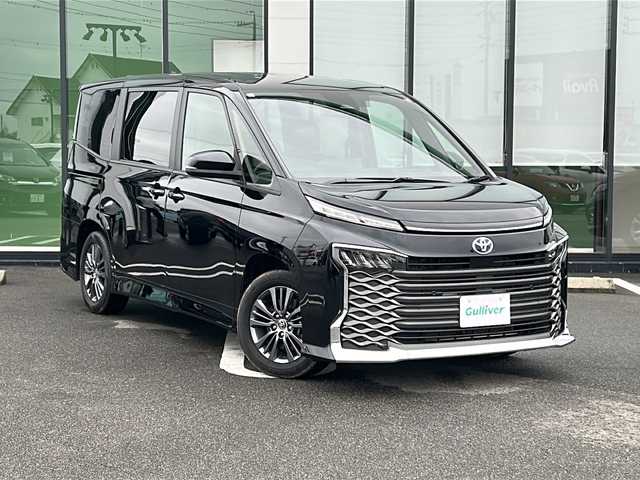 トヨタ ヴォクシー ハイブリッド S－G 岐阜県 2024(令6)年 1.2万km アティチュードブラックマイカ 登録時走行距離11600km/１４型フリップダウンモニター/純正ディスプレイオーディオ/フルセグＴＶ/バックカメラ/左側パワースライドドア/トヨタセーフティセンス/レーダークルーズコントロール/純正１６インチアルミホイール/禁煙車/ビルトインETC2.0/Bluetooth接続/CDチェンジャー/純正フロアマット/レーンキープアシスト/衝突被害軽減システム/前後コーナーセンサー/プッシュスタート/スマートキー/スペアキー/LEDヘッドライト/フォグランプ/オートライト/オートマチックハイビーム