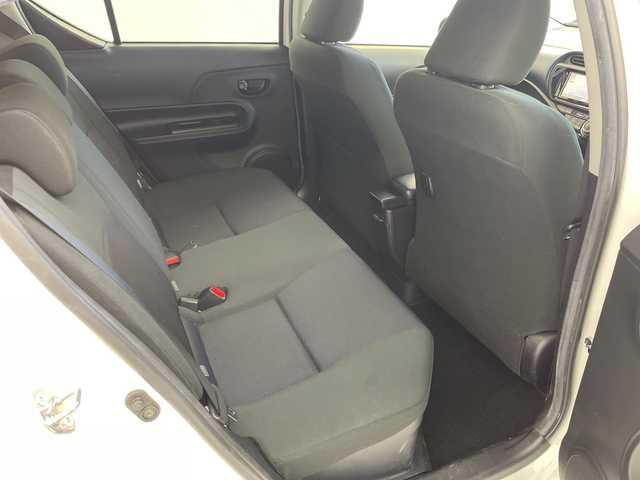 トヨタ アクア S 岐阜県 2016(平28)年 4.7万km ライムホワイトパールクリスタルシャイン 純正ナビ/AM/FM/CD/SD/BT/フルセグ/バックカメラ/ビルトインETC/ステアリングリモコン/スマートキー/スペアキー/プッシュスタート/衝突軽減ブレーキ/オートハイビーム/車線逸脱防止/純正フロアマット/純正ドアバイザー/純正ホイールキャップ/電装格納ミラー