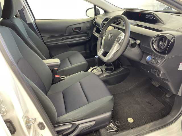 トヨタ アクア S 岐阜県 2016(平28)年 4.7万km ライムホワイトパールクリスタルシャイン 純正ナビ/AM/FM/CD/SD/BT/フルセグ/バックカメラ/ビルトインETC/ステアリングリモコン/スマートキー/スペアキー/プッシュスタート/衝突軽減ブレーキ/オートハイビーム/車線逸脱防止/純正フロアマット/純正ドアバイザー/純正ホイールキャップ/電装格納ミラー