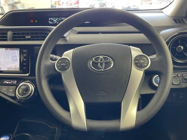 トヨタ アクア S 岐阜県 2016(平28)年 4.7万km ライムホワイトパールクリスタルシャイン 純正ナビ/AM/FM/CD/SD/BT/フルセグ/バックカメラ/ビルトインETC/ステアリングリモコン/スマートキー/スペアキー/プッシュスタート/衝突軽減ブレーキ/オートハイビーム/車線逸脱防止/純正フロアマット/純正ドアバイザー/純正ホイールキャップ/電装格納ミラー