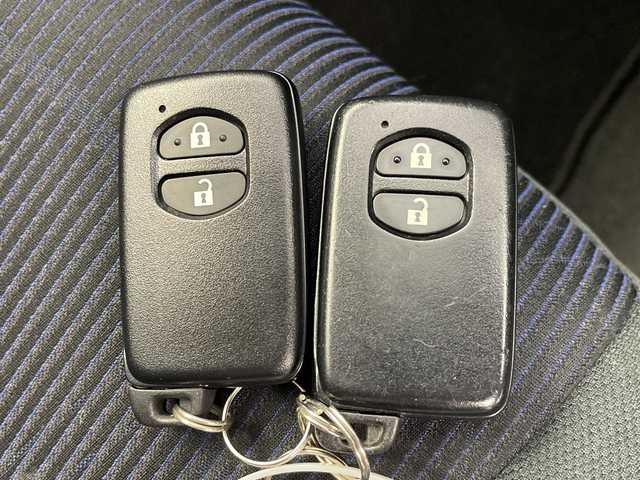 トヨタ アクア S 岐阜県 2016(平28)年 4.7万km ライムホワイトパールクリスタルシャイン 純正ナビ/AM/FM/CD/SD/BT/フルセグ/バックカメラ/ビルトインETC/ステアリングリモコン/スマートキー/スペアキー/プッシュスタート/衝突軽減ブレーキ/オートハイビーム/車線逸脱防止/純正フロアマット/純正ドアバイザー/純正ホイールキャップ/電装格納ミラー