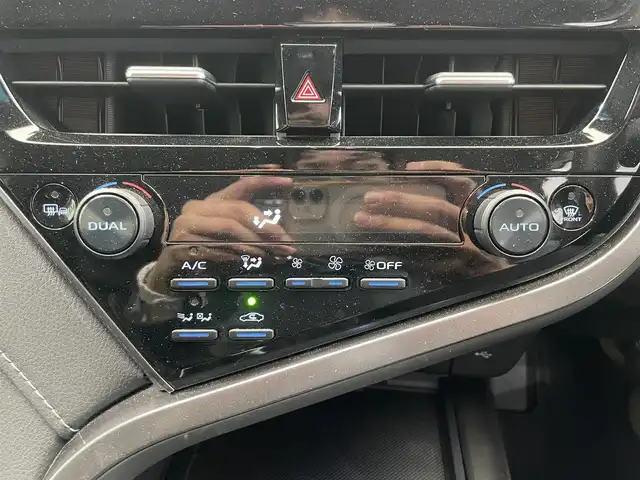 トヨタ カムリ WSレザーパッケージ 鹿児島県 2023(令5)年 1.4万km アティチュードブラックマイカ/プラチナホワイトパールマイカ 禁煙車/ディスプレイオーディオ/　（Bluetooth/Applecarplay/Androidauto/フルセグTV）/バックモニター/純正前後ドライブレコーダー/トヨタセーフティセンス/・プリクラッシュセーフティ/・アダプティブクルーズコントロール/・レーントレーシングアシスト/・ロードサインアシスト/・ブラインドスポットモニター/・オートハイビーム/電動パーキング　オートホールド/前席シートヒーター/ビルトインETC/純正アルミホイール