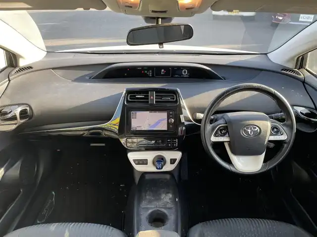 トヨタ プリウス S 和歌山県 2016(平28)年 13.1万km ホワイトパールクリスタルシャイン (株)IDOMが運営する【じしゃロン和歌山店】の自社ローン専用車両になります。こちらは現金またはオートローンご利用時の価格です。自社ローンご希望の方は別途その旨お申付け下さい/レーンキープアシスト/クルーズコントロール/自動ブレーキ/LEDヘッドライト/オートライト/ハイビームアシスト/HDDナビ/フルセグTV/バックカメラ/ETC/Bluetooth/プッシュスタート