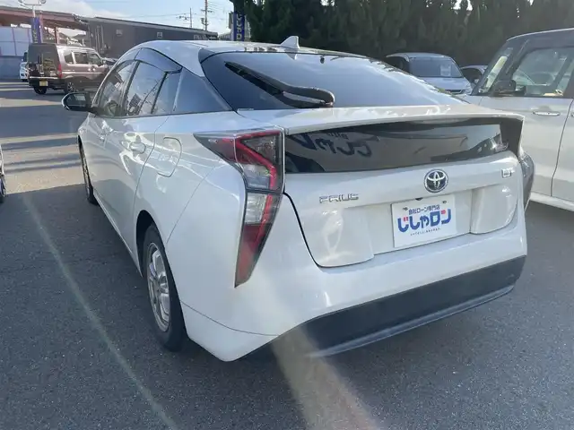 トヨタ プリウス S 和歌山県 2016(平28)年 13.1万km ホワイトパールクリスタルシャイン (株)IDOMが運営する【じしゃロン和歌山店】の自社ローン専用車両になります。こちらは現金またはオートローンご利用時の価格です。自社ローンご希望の方は別途その旨お申付け下さい/レーンキープアシスト/クルーズコントロール/自動ブレーキ/LEDヘッドライト/オートライト/ハイビームアシスト/HDDナビ/フルセグTV/バックカメラ/ETC/Bluetooth/プッシュスタート