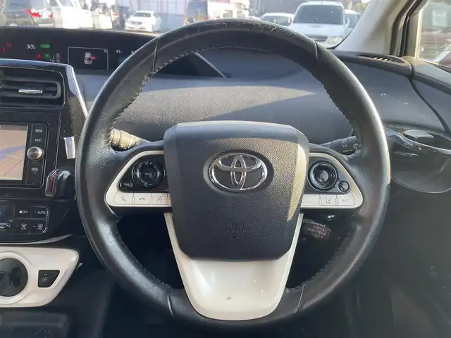 トヨタ プリウス S 和歌山県 2016(平28)年 13.1万km ホワイトパールクリスタルシャイン (株)IDOMが運営する【じしゃロン和歌山店】の自社ローン専用車両になります。こちらは現金またはオートローンご利用時の価格です。自社ローンご希望の方は別途その旨お申付け下さい/レーンキープアシスト/クルーズコントロール/自動ブレーキ/LEDヘッドライト/オートライト/ハイビームアシスト/HDDナビ/フルセグTV/バックカメラ/ETC/Bluetooth/プッシュスタート