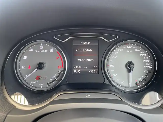 アウディ Ｓ３ スポーツバック 埼玉県 2016(平28)年 4.4万km セパンブルーパールエフェクト /4WD/ターボ//純正メモリナビ//フルセグTV//バックカメラ//CD/DVD/Bluetooth//クルーズコントロール//ビルトインETC//スマートキー×2//LEDヘッドライト//ハーフレザーシート//前2席パワーシート//パドルシフト//革巻きステアリング//ドライブレコーダー(SD欠)//オートライト//リヤフォグランプ//スモークフィルム//純正18インチAW//新車時保証書//取扱説明書//ナビ取説