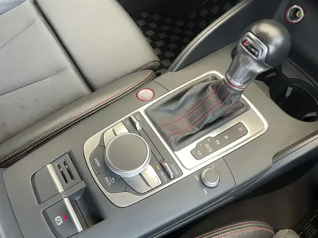 アウディ Ｓ３ スポーツバック 埼玉県 2016(平28)年 4.4万km セパンブルーパールエフェクト /4WD/ターボ//純正メモリナビ//フルセグTV//バックカメラ//CD/DVD/Bluetooth//クルーズコントロール//ビルトインETC//スマートキー×2//LEDヘッドライト//ハーフレザーシート//前2席パワーシート//パドルシフト//革巻きステアリング//ドライブレコーダー(SD欠)//オートライト//リヤフォグランプ//スモークフィルム//純正18インチAW//新車時保証書//取扱説明書//ナビ取説