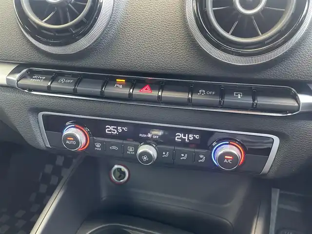 アウディ Ｓ３ スポーツバック 埼玉県 2016(平28)年 4.4万km セパンブルーパールエフェクト /4WD/ターボ//純正メモリナビ//フルセグTV//バックカメラ//CD/DVD/Bluetooth//クルーズコントロール//ビルトインETC//スマートキー×2//LEDヘッドライト//ハーフレザーシート//前2席パワーシート//パドルシフト//革巻きステアリング//ドライブレコーダー(SD欠)//オートライト//リヤフォグランプ//スモークフィルム//純正18インチAW//新車時保証書//取扱説明書//ナビ取説
