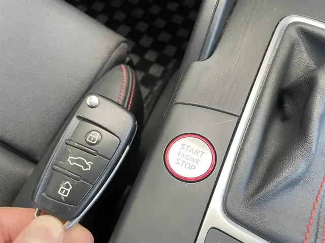 アウディ Ｓ３ スポーツバック 埼玉県 2016(平28)年 4.4万km セパンブルーパールエフェクト /4WD/ターボ//純正メモリナビ//フルセグTV//バックカメラ//CD/DVD/Bluetooth//クルーズコントロール//ビルトインETC//スマートキー×2//LEDヘッドライト//ハーフレザーシート//前2席パワーシート//パドルシフト//革巻きステアリング//ドライブレコーダー(SD欠)//オートライト//リヤフォグランプ//スモークフィルム//純正18インチAW//新車時保証書//取扱説明書//ナビ取説