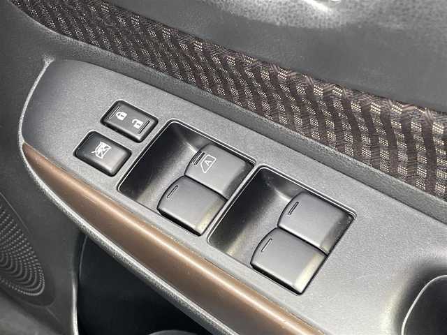 日産 ノート e－パワー メダリスト 千葉県 2019(令1)年 4.5万km ブリリアントホワイトパール ワンオーナー/純正SDナビ(FM/AM/CD/DVD/BT/BY/AUX/HDMI/iPod/WALKMAN/フルセグ)/衝突軽減システム/アラウンドビューモニター・バックカメラ/ドラレコ付きデジタルインナー/ハーフレザーシート/LEDヘッドライト/フォグランプ/純正AW15インチ/電動格納ミラー/純正フロアマット/ETC/ドアバイザー/プッシュスタート/スマートキー・スペアキー１本/ステアリングリモコン/ハンズフリー/ABS/取扱説明書・保証書