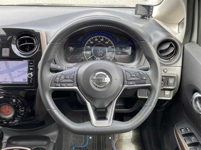 日産 ノート e－パワー メダリスト 千葉県 2019(令1)年 4.5万km ブリリアントホワイトパール ワンオーナー/純正SDナビ(FM/AM/CD/DVD/BT/BY/AUX/HDMI/iPod/WALKMAN/フルセグ)/衝突軽減システム/アラウンドビューモニター・バックカメラ/ドラレコ付きデジタルインナー/ハーフレザーシート/LEDヘッドライト/フォグランプ/純正AW15インチ/電動格納ミラー/純正フロアマット/ETC/ドアバイザー/プッシュスタート/スマートキー・スペアキー１本/ステアリングリモコン/ハンズフリー/ABS/取扱説明書・保証書