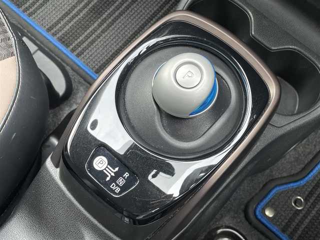 日産 ノート e－パワー メダリスト 千葉県 2019(令1)年 4.5万km ブリリアントホワイトパール ワンオーナー/純正SDナビ(FM/AM/CD/DVD/BT/BY/AUX/HDMI/iPod/WALKMAN/フルセグ)/衝突軽減システム/アラウンドビューモニター・バックカメラ/ドラレコ付きデジタルインナー/ハーフレザーシート/LEDヘッドライト/フォグランプ/純正AW15インチ/電動格納ミラー/純正フロアマット/ETC/ドアバイザー/プッシュスタート/スマートキー・スペアキー１本/ステアリングリモコン/ハンズフリー/ABS/取扱説明書・保証書