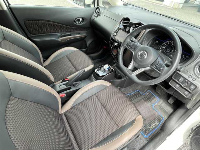 日産 ノート e－パワー メダリスト 千葉県 2019(令1)年 4.5万km ブリリアントホワイトパール ワンオーナー/純正SDナビ(FM/AM/CD/DVD/BT/BY/AUX/HDMI/iPod/WALKMAN/フルセグ)/衝突軽減システム/アラウンドビューモニター・バックカメラ/ドラレコ付きデジタルインナー/ハーフレザーシート/LEDヘッドライト/フォグランプ/純正AW15インチ/電動格納ミラー/純正フロアマット/ETC/ドアバイザー/プッシュスタート/スマートキー・スペアキー１本/ステアリングリモコン/ハンズフリー/ABS/取扱説明書・保証書