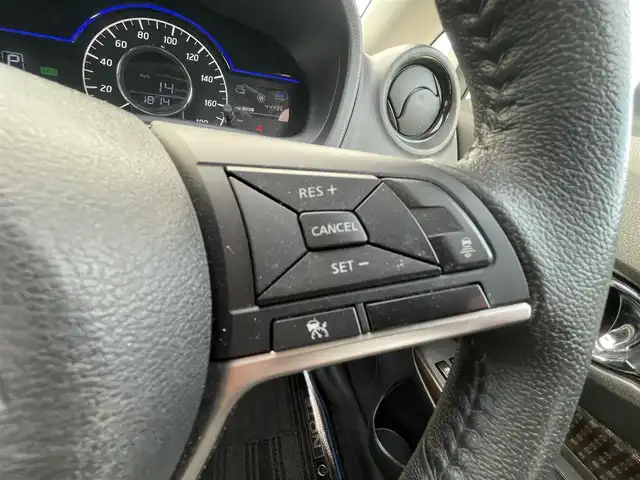 日産 ノート e－パワー メダリスト 千葉県 2019(令1)年 4.5万km ブリリアントホワイトパール ワンオーナー/純正SDナビ(FM/AM/CD/DVD/BT/BY/AUX/HDMI/iPod/WALKMAN/フルセグ)/衝突軽減システム/アラウンドビューモニター・バックカメラ/デジタルインナーミラー/ハーフレザーシート/LEDヘッドライト/フォグランプ/純正AW15インチ/電動格納ミラー/純正フロアマット/ETC/ドアバイザー/プッシュスタート/スマートキー・スペアキー１本/ステアリングリモコン/ハンズフリー/ABS/取扱説明書・保証書