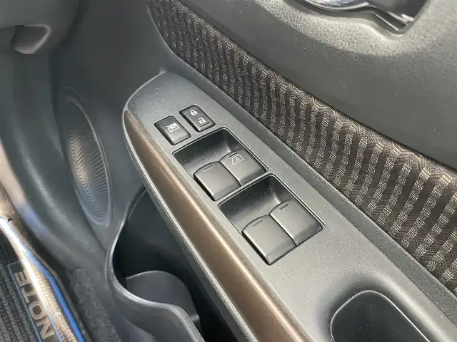 日産 ノート e－パワー メダリスト 千葉県 2019(令1)年 4.5万km ブリリアントホワイトパール ワンオーナー/純正SDナビ(FM/AM/CD/DVD/BT/BY/AUX/HDMI/iPod/WALKMAN/フルセグ)/衝突軽減システム/アラウンドビューモニター・バックカメラ/デジタルインナーミラー/ハーフレザーシート/LEDヘッドライト/フォグランプ/純正AW15インチ/電動格納ミラー/純正フロアマット/ETC/ドアバイザー/プッシュスタート/スマートキー・スペアキー１本/ステアリングリモコン/ハンズフリー/ABS/取扱説明書・保証書