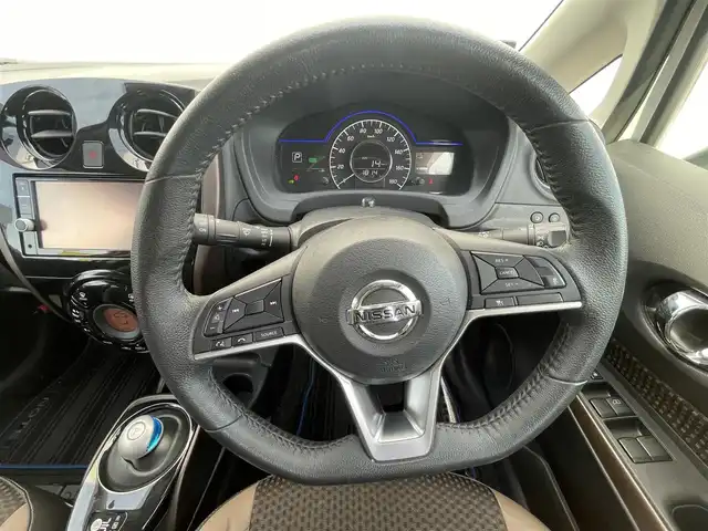 日産 ノート e－パワー メダリスト 千葉県 2019(令1)年 4.5万km ブリリアントホワイトパール ワンオーナー/純正SDナビ(FM/AM/CD/DVD/BT/BY/AUX/HDMI/iPod/WALKMAN/フルセグ)/衝突軽減システム/アラウンドビューモニター・バックカメラ/デジタルインナーミラー/ハーフレザーシート/LEDヘッドライト/フォグランプ/純正AW15インチ/電動格納ミラー/純正フロアマット/ETC/ドアバイザー/プッシュスタート/スマートキー・スペアキー１本/ステアリングリモコン/ハンズフリー/ABS/取扱説明書・保証書