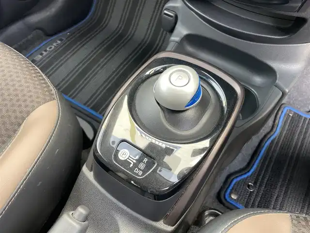 日産 ノート e－パワー メダリスト 千葉県 2019(令1)年 4.5万km ブリリアントホワイトパール ワンオーナー/純正SDナビ(FM/AM/CD/DVD/BT/BY/AUX/HDMI/iPod/WALKMAN/フルセグ)/衝突軽減システム/アラウンドビューモニター・バックカメラ/デジタルインナーミラー/ハーフレザーシート/LEDヘッドライト/フォグランプ/純正AW15インチ/電動格納ミラー/純正フロアマット/ETC/ドアバイザー/プッシュスタート/スマートキー・スペアキー１本/ステアリングリモコン/ハンズフリー/ABS/取扱説明書・保証書