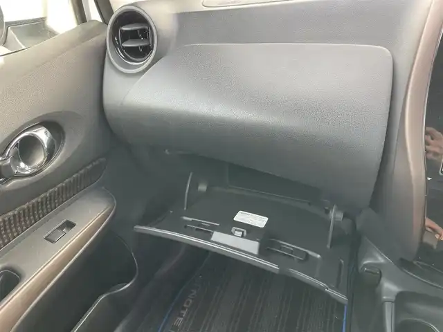 日産 ノート e－パワー メダリスト 千葉県 2019(令1)年 4.5万km ブリリアントホワイトパール ワンオーナー/純正SDナビ(FM/AM/CD/DVD/BT/BY/AUX/HDMI/iPod/WALKMAN/フルセグ)/衝突軽減システム/アラウンドビューモニター・バックカメラ/デジタルインナーミラー/ハーフレザーシート/LEDヘッドライト/フォグランプ/純正AW15インチ/電動格納ミラー/純正フロアマット/ETC/ドアバイザー/プッシュスタート/スマートキー・スペアキー１本/ステアリングリモコン/ハンズフリー/ABS/取扱説明書・保証書