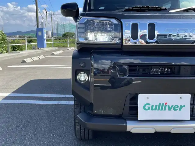 ダイハツ タフト G クロムベンチャー 佐賀県 2025(令7)年 0.5万km ブラックマイカメタリック 純正9型ディスプレイオーディオ/・AM/FM/フルセグ/BT//・Appple Car Play/Android Auto//シートヒータ「運転席/助手席」/ガラスルーフ/USB入力端子/HDMI入力端子/LEDヘッドライト/・オートマチックハイビーム/電動パーキングブレーキ/・オートホールド機能付/スマートキー/純正フロアマット/純正ドアバイザー/新車保証書/取扱説明書/スペアキー1本/スマートアシスト/・衝突回避支援ブレーキ機能（対車両・対歩行者）/・誤発進抑制制御機能（前方・後方）/・ブレーキ制御付誤後進抑制機能/・車線逸脱警報機能/・車線逸脱抑制制御機能/・路側逸脱警報機能/・ふらつき警報機能/・先行車発進お知らせ機能/・標識認識機能/・全車速追従機能付アダプティブクルーズコントロール（ACC）/・レーンキープコントロール（LKC）/・VSC（横滑り防止装置）/・TRC（トラクションコントロール）/・ヒルホールドシステム/・エマージェンシーストップシグナル