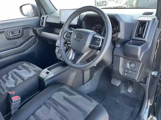 ダイハツ タフト G クロムベンチャー 佐賀県 2025(令7)年 0.5万km ブラックマイカメタリック 純正9型ディスプレイオーディオ/・AM/FM/フルセグ/BT//・Appple Car Play/Android Auto//シートヒータ「運転席/助手席」/ガラスルーフ/USB入力端子/HDMI入力端子/LEDヘッドライト/・オートマチックハイビーム/電動パーキングブレーキ/・オートホールド機能付/スマートキー/純正フロアマット/純正ドアバイザー/新車保証書/取扱説明書/スペアキー1本/スマートアシスト/・衝突回避支援ブレーキ機能（対車両・対歩行者）/・誤発進抑制制御機能（前方・後方）/・ブレーキ制御付誤後進抑制機能/・車線逸脱警報機能/・車線逸脱抑制制御機能/・路側逸脱警報機能/・ふらつき警報機能/・先行車発進お知らせ機能/・標識認識機能/・全車速追従機能付アダプティブクルーズコントロール（ACC）/・レーンキープコントロール（LKC）/・VSC（横滑り防止装置）/・TRC（トラクションコントロール）/・ヒルホールドシステム/・エマージェンシーストップシグナル