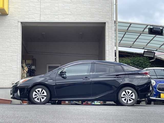 トヨタ プリウス A プレミアム 大分県 2016(平28)年 13.6万km アティチュードブラックマイカ ブラックレザーシート/社外ナビ/フルセグTV/Bluetooth/社外ETC/純正フロアマット/純正15インチアルミホイール/純正LEDヘッドライト/オートライト/バックカメラ/衝突被害軽減ブレーキ/レーンキープアシスト/スマートキー