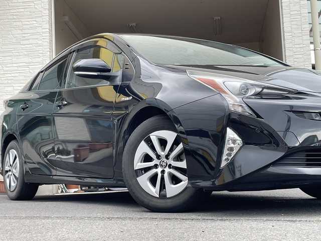 トヨタ プリウス A プレミアム 大分県 2016(平28)年 13.6万km アティチュードブラックマイカ ブラックレザーシート/社外ナビ/フルセグTV/Bluetooth/社外ETC/純正フロアマット/純正15インチアルミホイール/純正LEDヘッドライト/オートライト/バックカメラ/衝突被害軽減ブレーキ/レーンキープアシスト/スマートキー
