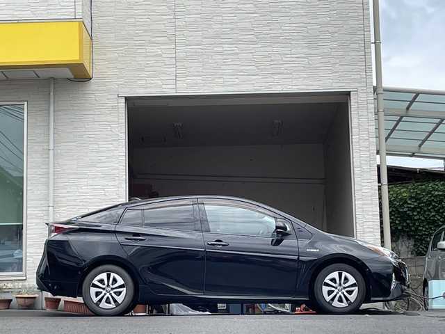 トヨタ プリウス A プレミアム 大分県 2016(平28)年 13.6万km アティチュードブラックマイカ ブラックレザーシート/社外ナビ/フルセグTV/Bluetooth/社外ETC/純正フロアマット/純正15インチアルミホイール/純正LEDヘッドライト/オートライト/バックカメラ/衝突被害軽減ブレーキ/レーンキープアシスト/スマートキー