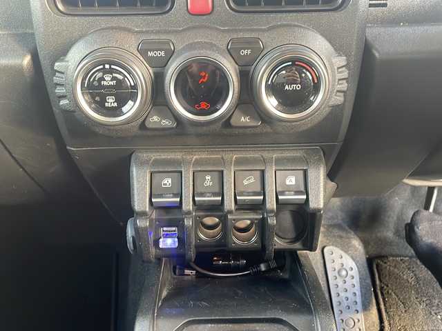 スズキ ジムニー XC 佐賀県 2020(令2)年 6万km シフォンアイボリーメタリックブラック2トーンルーフ 社外ナビ(AVN-R9W)/フルセグ.BT.SD.USB/バックカメラ/スズキセーフティサポート/・デュアルセンサーブレーキサポート/・車線逸脱警報/・標識認識機能/オートハイビーム/クルーズコントロール/ダウンヒルアシスト/ETC/LEDヘッドライト/プッシュスタート/スマートキー×2/社外マフラー/取説・保証書