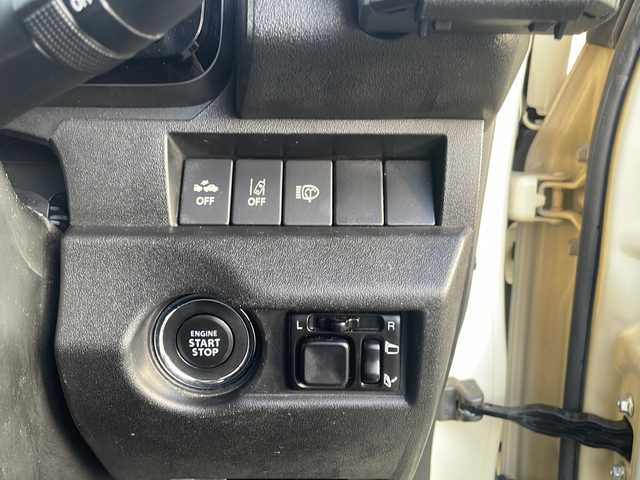 スズキ ジムニー XC 佐賀県 2020(令2)年 6万km シフォンアイボリーメタリックブラック2トーンルーフ 社外ナビ(AVN-R9W)/フルセグ.BT.SD.USB/バックカメラ/スズキセーフティサポート/・デュアルセンサーブレーキサポート/・車線逸脱警報/・標識認識機能/オートハイビーム/クルーズコントロール/ダウンヒルアシスト/ETC/LEDヘッドライト/プッシュスタート/スマートキー×2/社外マフラー/取説・保証書