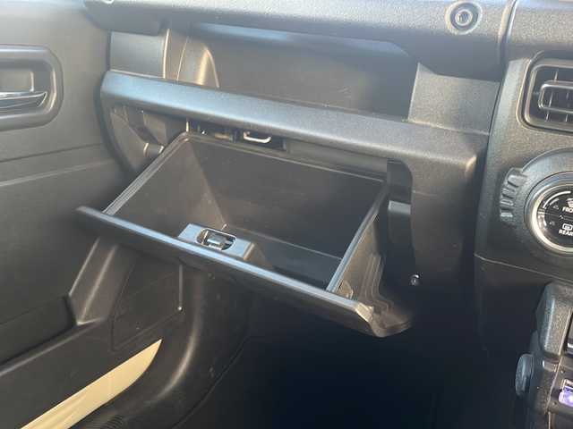 スズキ ジムニー XC 佐賀県 2020(令2)年 6万km シフォンアイボリーメタリックブラック2トーンルーフ 社外ナビ(AVN-R9W)/フルセグ.BT.SD.USB/バックカメラ/スズキセーフティサポート/・デュアルセンサーブレーキサポート/・車線逸脱警報/・標識認識機能/オートハイビーム/クルーズコントロール/ダウンヒルアシスト/ETC/LEDヘッドライト/プッシュスタート/スマートキー×2/社外マフラー/取説・保証書