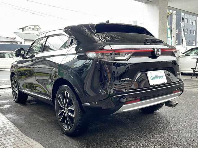 ホンダ ヴェゼル ハイブリッド e:HEV Z 高知県 2022(令4)年 3.5万km クリスタルブラックパール 純正ディスプレイオーディオ＋ナビ/(Bluetooth/USB/フルセグ/ナビ機能)/ビルトインETC2.0/アラウンドビューモニター/前後ドライブレコーダー/アダプティブクルーズコントロール/ブラインドスポットモニター/純正18インチアルミホイール/パワーバックドア/ワイヤレス充電器/ハーフレザーシート/シートヒーター/ステアリングヒーター/プッシュスタート/スマートキー/スペアキー1本/オートライト/LEDヘッドライト/フォグランプ/電動パーキングブレーキ/オートブレーキホールド/レーンキープアシスト/横滑り防止装置/盗難防止装置/衝突被害軽減ブレーキ/ダウンヒルアシストコントロール/純正フロアマット/ドアバイザー/ウィンドシールドデアイサー/トノカバー