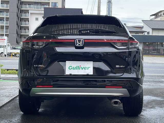 ホンダ ヴェゼル ハイブリッド e:HEV Z 高知県 2022(令4)年 3.5万km クリスタルブラックパール 純正ディスプレイオーディオ＋ナビ/(Bluetooth/USB/フルセグ/ナビ機能)/ビルトインETC2.0/アラウンドビューモニター/前後ドライブレコーダー/アダプティブクルーズコントロール/ブラインドスポットモニター/純正18インチアルミホイール/パワーバックドア/ワイヤレス充電器/ハーフレザーシート/シートヒーター/ステアリングヒーター/プッシュスタート/スマートキー/スペアキー1本/オートライト/LEDヘッドライト/フォグランプ/電動パーキングブレーキ/オートブレーキホールド/レーンキープアシスト/横滑り防止装置/盗難防止装置/衝突被害軽減ブレーキ/ダウンヒルアシストコントロール/純正フロアマット/ドアバイザー/ウィンドシールドデアイサー/トノカバー