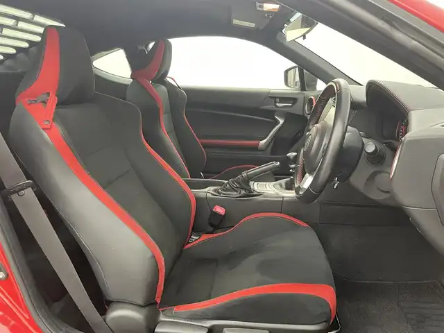 トヨタ ８６ GT 福岡県 2020(令2)年 3.9万km ピュアレッド ワンオーナー　/ＴＲＤウインドウルーバー　/純正ＳＤナビ（ＢＴ，フルセグＴＶ）　/ＥＴＣ　/クルーズコントロール　/横滑り防止装置　/プッシュスタート　/スペアキー　/純正１７インチアルミホイール　/ＬＥＤヘッドライト