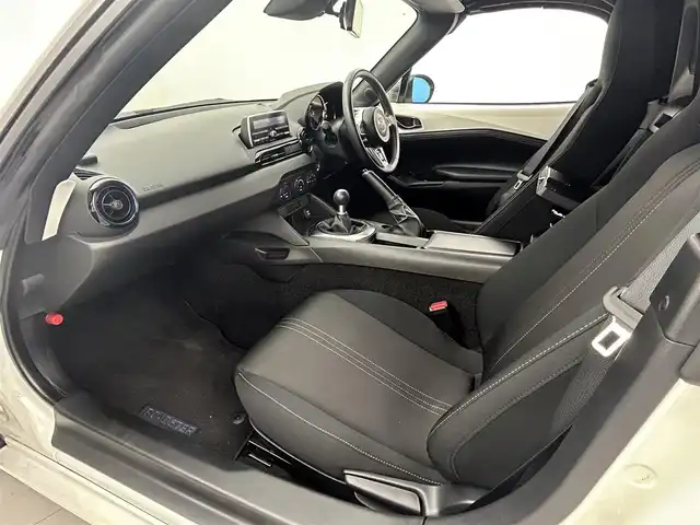 マツダ ロードスター 990S 熊本県 2022(令4)年 2.6万km スノーフレイクホワイトパールマイカ ６速ＭＴ　/バックカメラ　/後ろのみクリアランスソナー　/衝突軽減ブレーキ　/レーンキープアシスト　/横滑り防止　/ダウンヒルアシスト　/電動格納ミラー　/デジタルインナーミラー/純正フロアマット/RAYS１６インチAW/オートライト　/ＬＥＤヘッドライト/プッシュスタート/スペアキー1本/保証書　/取扱説明書