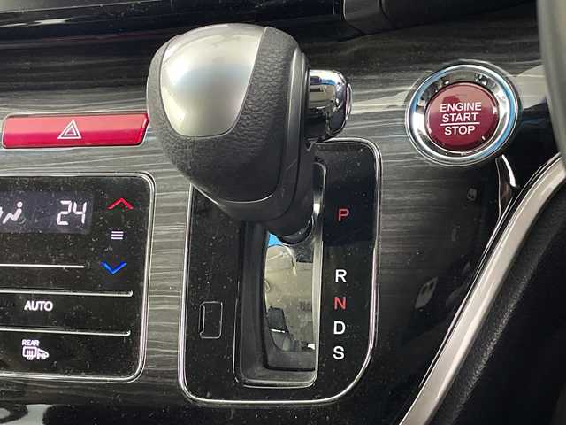 ホンダ オデッセイ アブソルート・Xホンダセンジング 埼玉県 2017(平29)年 8.4万km ホワイトオーキッドパール 後席純正モニター /純正ナビ　/全方位カメラ /ワンセグＴＶ /パーキングアシスト/純正ドラレコ /ビルトインETC/追従クルーズコントロール /レーンキープアシスト /衝突被害軽減システム/両側パワースライドドア/パワーシート/オートライト  /オットマン /純正フロアマット/純正アルミホイール