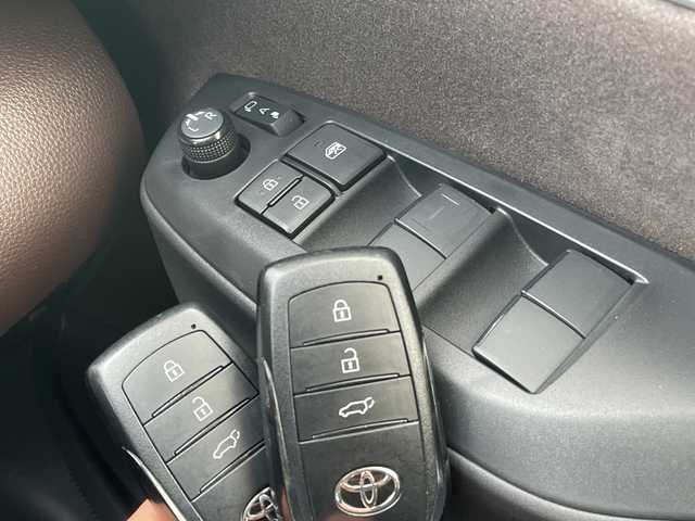 トヨタ ヤリスクロス ハイブリッド Z 青森県 2021(令3)年 1.2万km ブラックマイカ/ホワイトパールクリスタルシャイン 2トーン 4WD/純正8インチディスプレイオーディオナビ/Bluetooth・MiraCast・USB/OPパノラミックビューモニター/OPアドバンストパーク/OPパワーバックドア/OPブラインドスポットモニター/合皮コンビシート/前席シートヒーター/運転席パワーシート/セーフティセンス/プリクラッシュセーフティ/レーダークルーズコントロール/レーントレーシングアシスト/オートマチックハイビーム/インテリジェントクリアランスソナー/前後ドライブレコーダー/ビルトインETC/LEDヘッドライト/オートライト/純正18インチアルミ